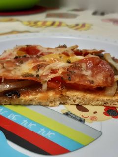 Una foto de Pizza casera con masa de pollo asado