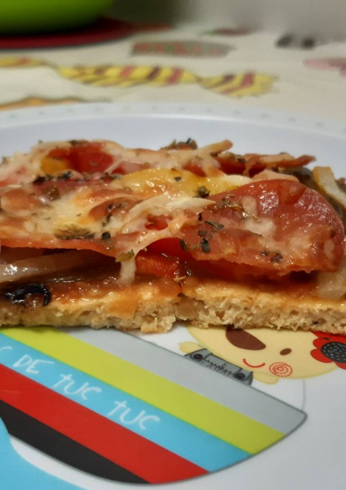 Una foto de Pizza casera con masa de pollo asado