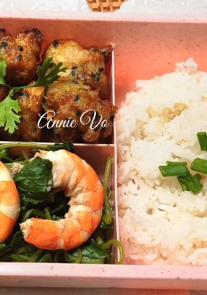 Hình của món Cơm hộp với gà chiên giòn sốt mật ong.