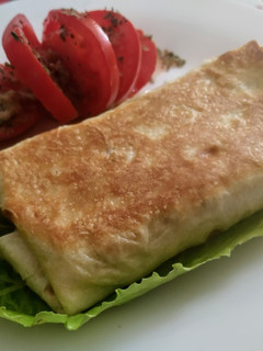 Una foto de Tortitas rellenas de pollo asado, lechuga picada y queso rallado