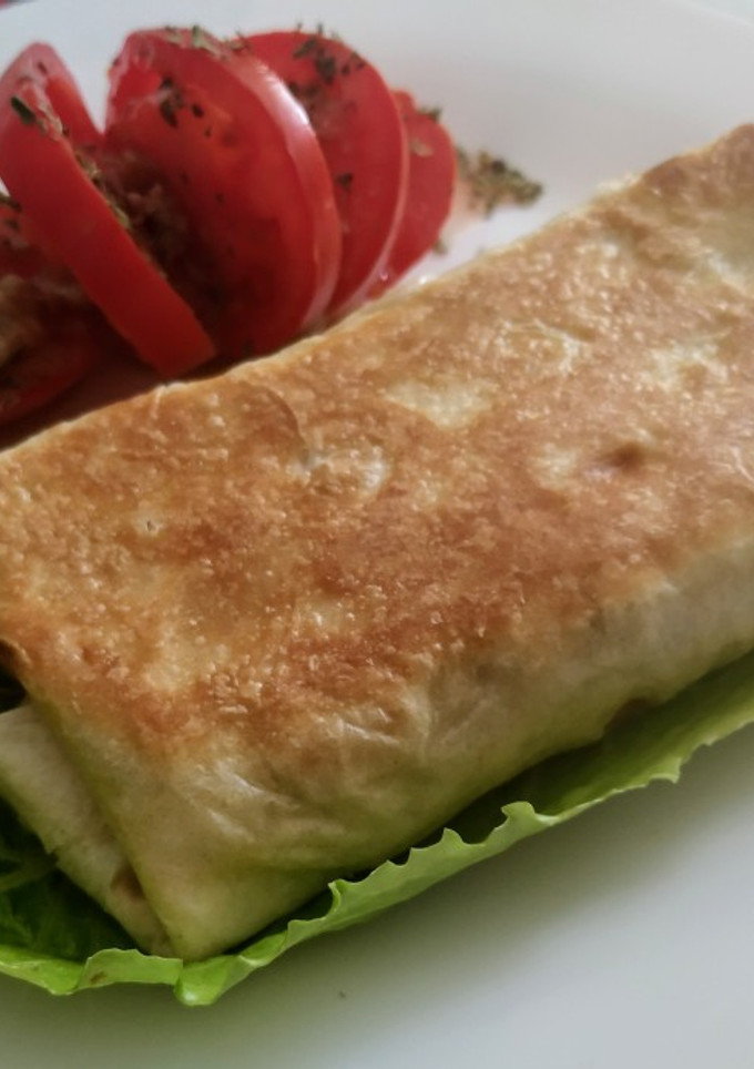 Una foto de Tortitas rellenas de pollo asado, lechuga picada y queso rallado