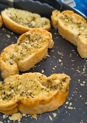 A picture of Garlic Bread.