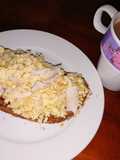 Huevos revueltos con fiambre de pollo braseado en pan de centeno