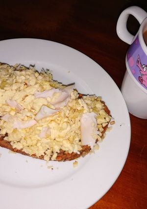 Una foto de Huevos revueltos con fiambre de pollo braseado en pan de centeno