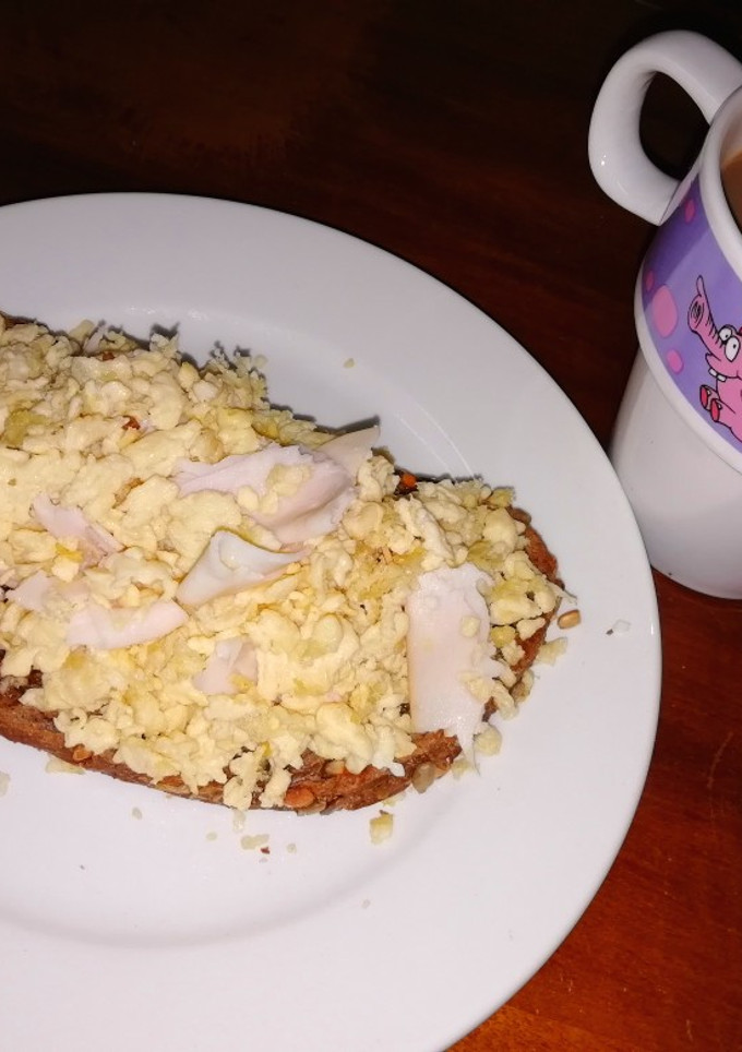 Una foto de Huevos revueltos con fiambre de pollo braseado en pan de centeno