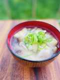 Easy Miso Soup with Shimeji Mushrooms and Fried Tofu