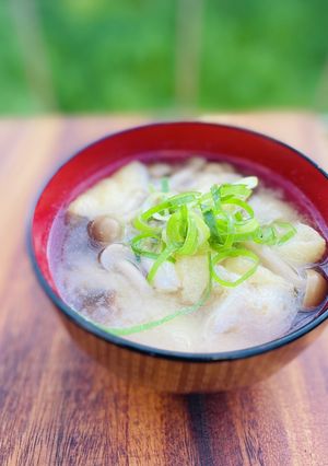 A picture of Easy Miso Soup with Shimeji Mushrooms and Fried Tofu.