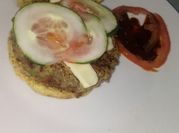 Una foto de pan de garbanzos en sartén