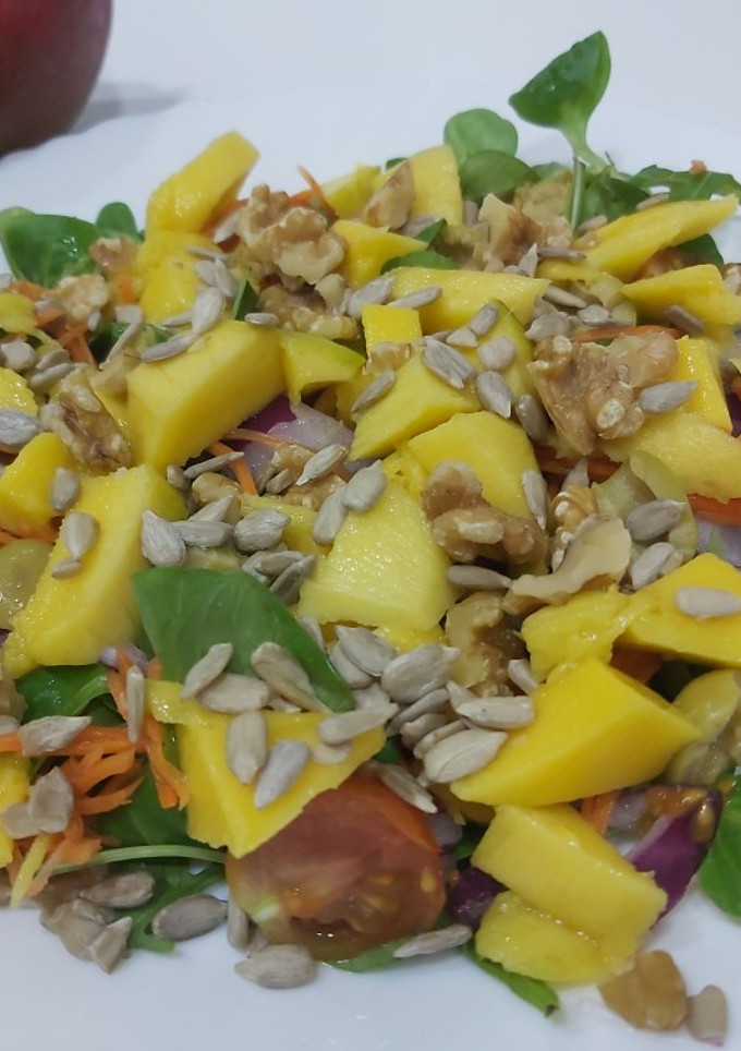 Una foto de Ensalada de mango🥗🥭