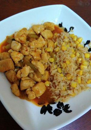 Una foto de Pollo en salsa roja de tortilla