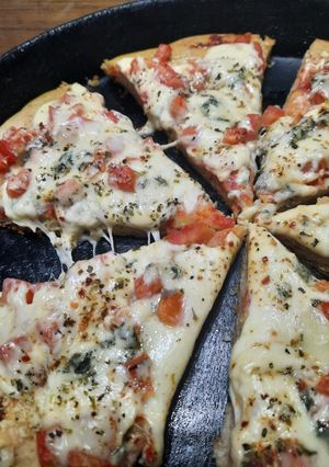 Una foto de Pizza a los tres quesos
