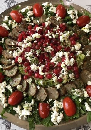 Une photo de Salade courgettes tomates cerises groseilles feta saucisses grillées et céleri