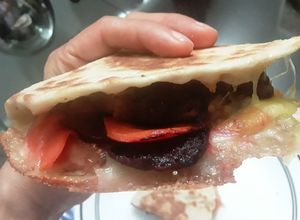Una foto de 🌮🌯Rapidita o Wrap con hamburguesa de Atún, remolachas y zanahorias salteadas tocineta y queso!!!
