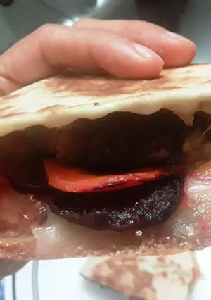 Una foto de 🌮🌯Rapidita o Wrap con hamburguesa de Atún, remolachas y zanahorias salteadas tocineta y queso!!!