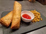 Vegetarische Frühlingsrollen mit gebratenem Kurkumareis