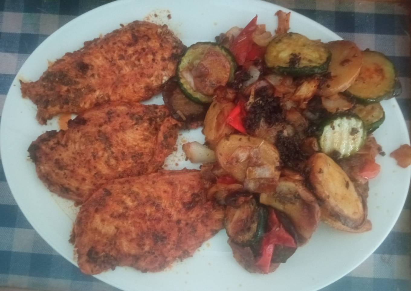 Pollo adobado con verduras y patata a la brasa