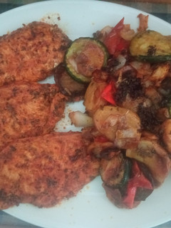 Una foto de Pollo adobado con verduras y patata a la brasa