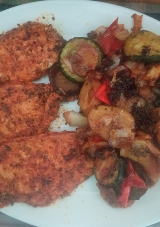 Una foto de Pollo adobado con verduras y patata a la brasa