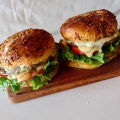 Una foto de Hamburguesa caseras exquisitas receta de soledad G 👏👏🍔