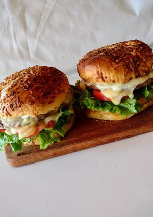 Una foto de Hamburguesa caseras exquisitas receta de soledad G 👏👏🍔