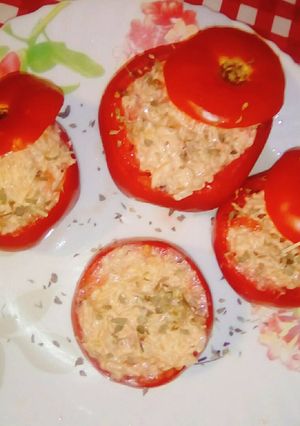 Una foto de Tomates rellenos, con arroz integral, pickles y cheddar 👌😊