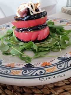 Una foto de Ensalada de berenjena, tomate y pulpo