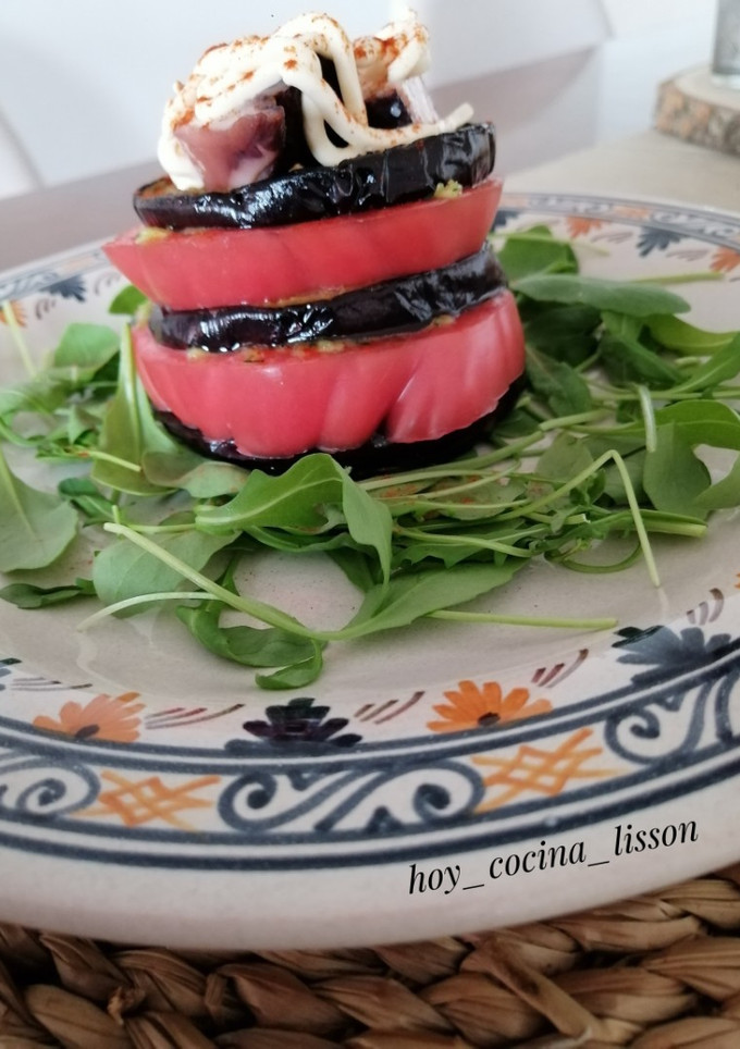Una foto de Ensalada de berenjena, tomate y pulpo