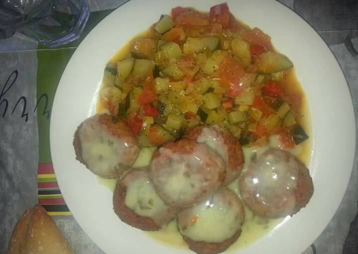 Albóndigas de soja en salsa verde con verduras pochadas