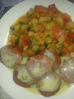 Una foto de Albóndigas de soja en salsa verde con verduras pochadas
