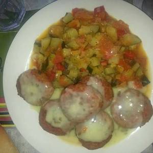 Albóndigas de soja en salsa verde con verduras pochadas