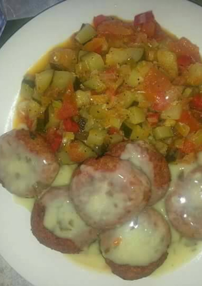 Una foto de Albóndigas de soja en salsa verde con verduras pochadas