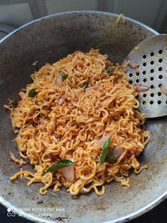 ரோட் ஸ்டைல் ஸ்பிசி நூடுல்ஸ் செய்முறை முக்கிய புகைப்படம்