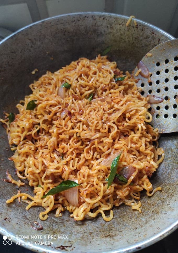 ரோட் ஸ்டைல் ஸ்பிசி நூடுல்ஸ் செய்முறை முக்கிய புகைப்படம்