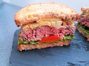 Une photo de oeuf steak tomate
