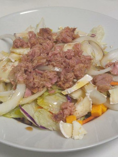 Una foto de Ensalada de queso rulo, dados de queso, cebolla y atún