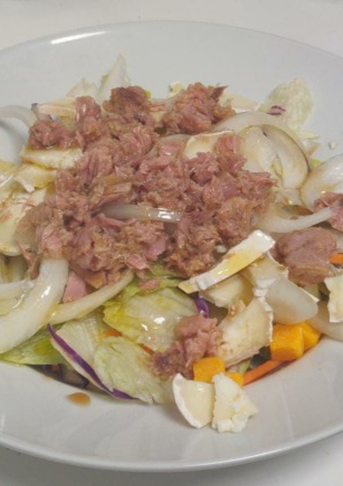 Una foto de Ensalada de queso rulo, dados de queso, cebolla y atún