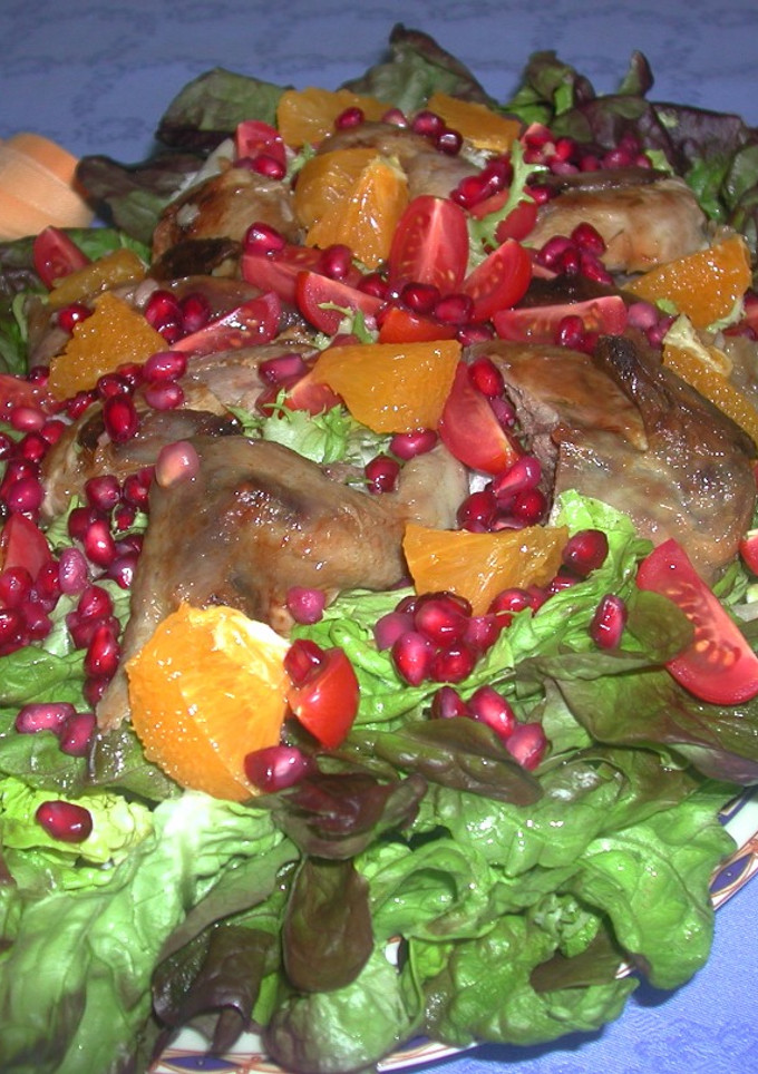Una foto de Ensalada de Perdiz escabechada y Frutas