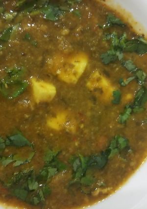 A picture of Palak daal with paneer.