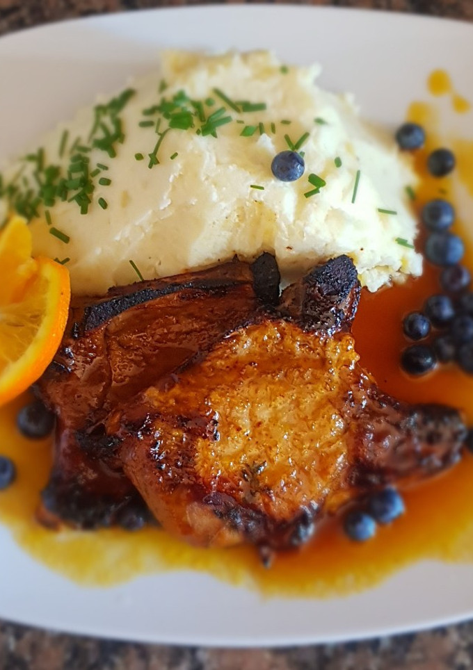 Una foto de Costillas de cerdo, con salsa de naranja + puré
