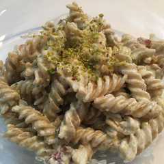 Foto di Fusilli panna pistacchio e speck