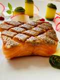 Filetto di salmone scottato in padella con pelle croccante