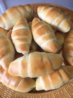 صورة لوصفة فطاير بالنقانق 🥐