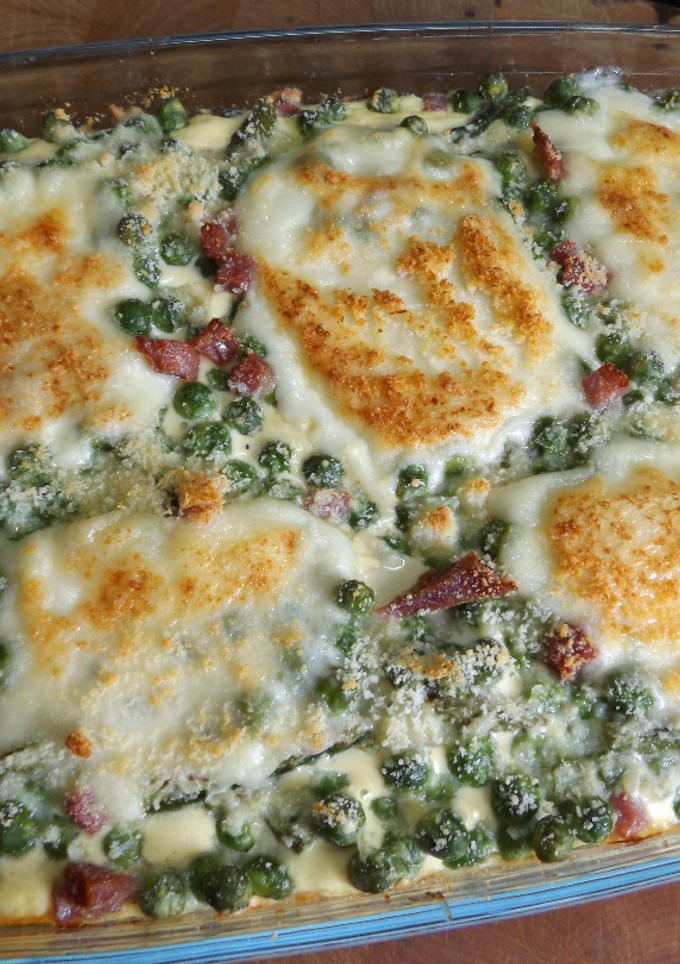 Una foto de Gratinado primaveral de cardo, espárragos y guisantes