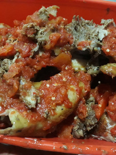 A picture of Smoked chicken with pepper sauce.