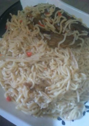 Jollof din taliyar hausa da indomie ainihin hoton girkin