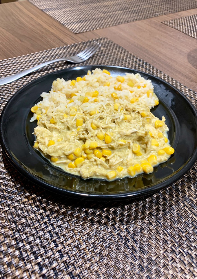 Una foto de Pollo con crema y chilaca