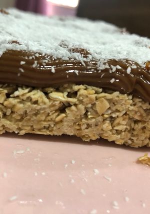Una foto de Tarta de avena, coco y dulce de leche. Sin harinas