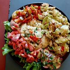 Una foto de Ensalada de couz couz y verduras variadas!