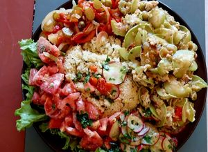 Una foto de Ensalada de couz couz y verduras variadas!
