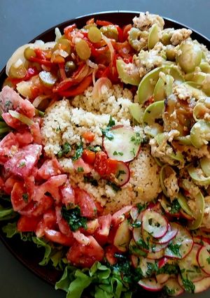 Una foto de Ensalada de couz couz y verduras variadas!
